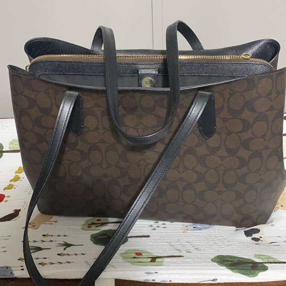 Tatum Carryall 40 In Signature Canvas with matching wallet - Picture 3 of 10